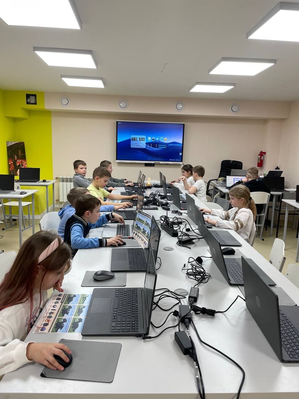 Учні на занятті з програмування