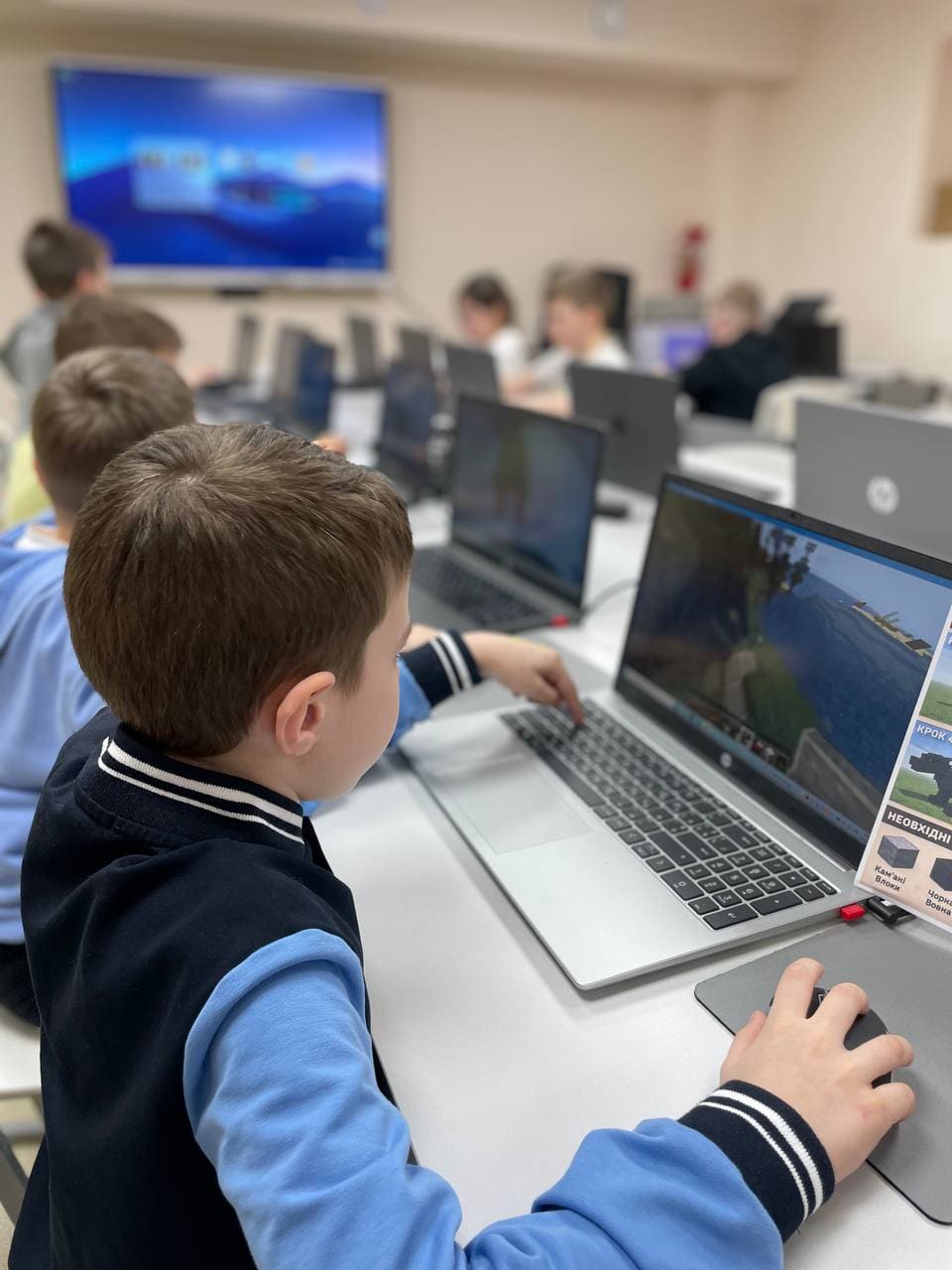 Учні досліджують світи в Minecraft
